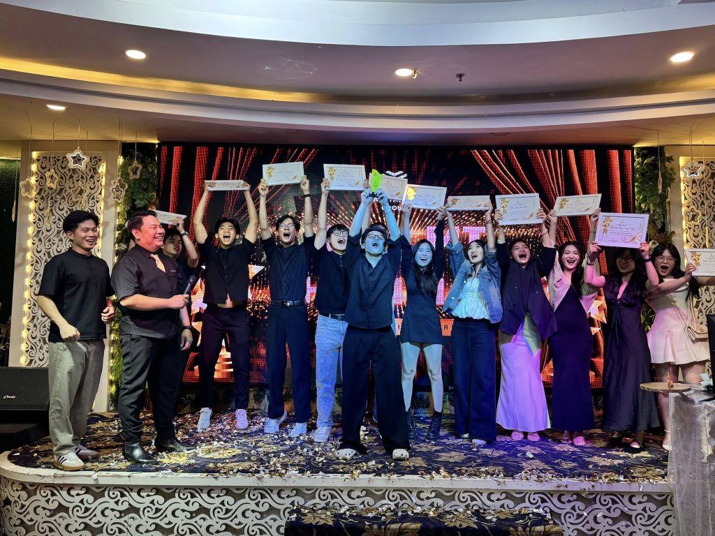 Ảnh chụp Ban lãnh đạo trao cúp/bằng khen cho đại diện Team Mỹ Thuật Số và Team MT - Chiến Nam trên sân khấu.