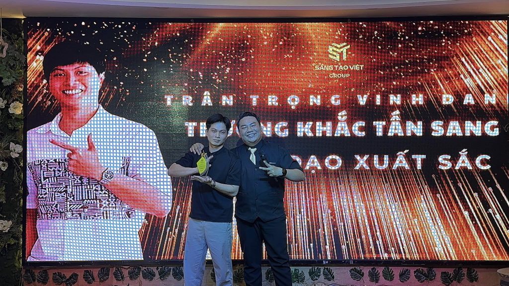 Ảnh chụp CEO Vincent Minh Quang trao giải cho anh Trương Khắc Tấn Sang trên sân khấu.