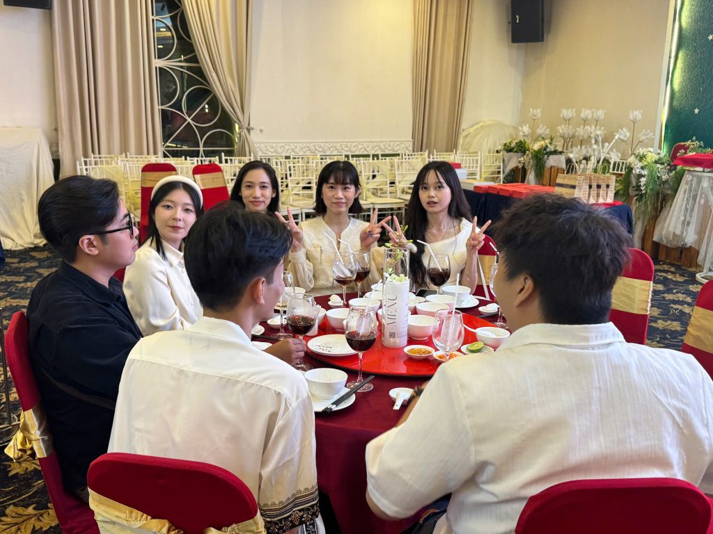 Ảnh chụp tập thể Ban lãnh đạo, nhân viên đang cười tươi, nâng ly chúc mừng tại bàn tiệc.